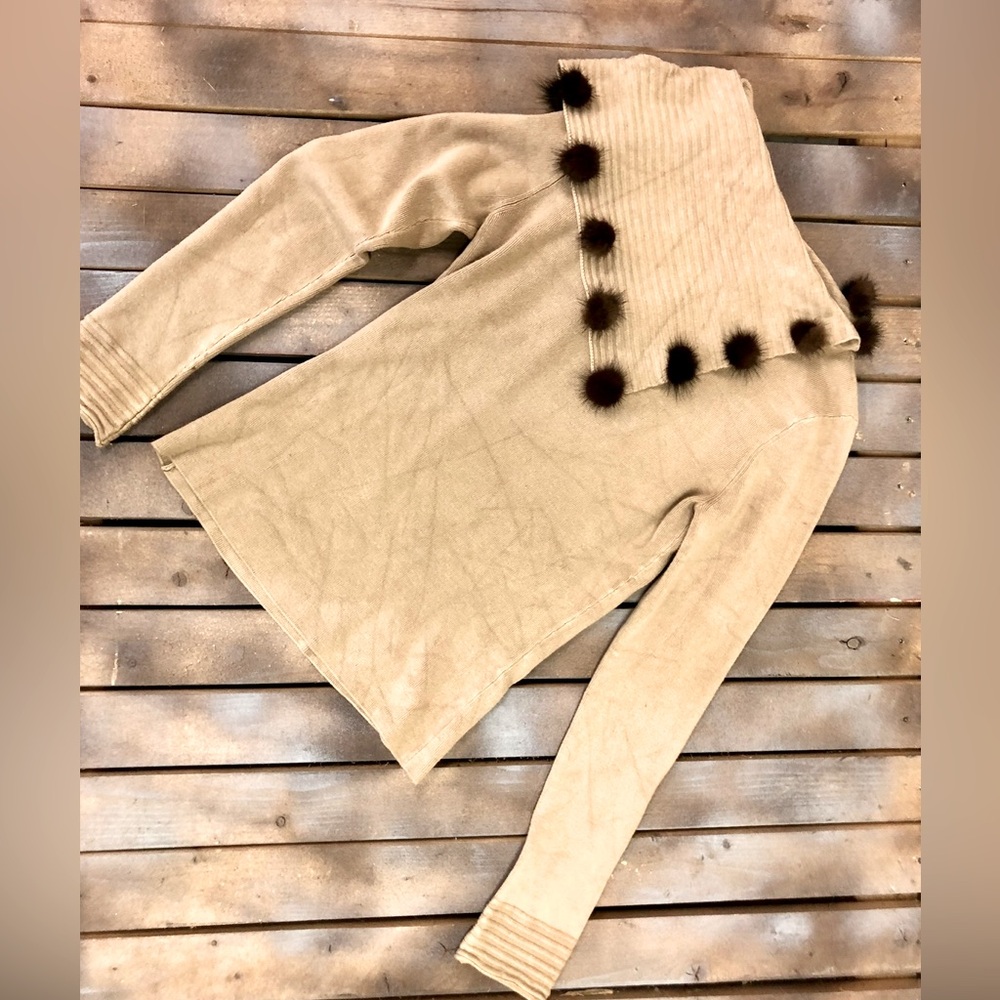 Cyrus of New York Sweater.. Size Small ? Very unique and classy. Sample sweater